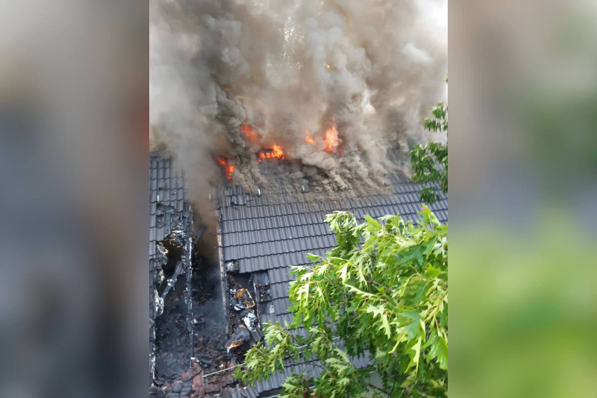 Dachstuhlbrand fordert vollen Einsatz der Feuerwehr Velbert