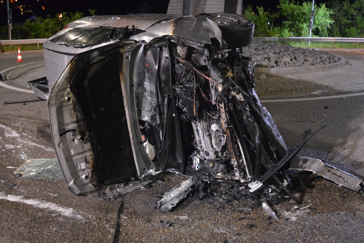 Auto hebt bei Kollision ab und landet auf der Seite