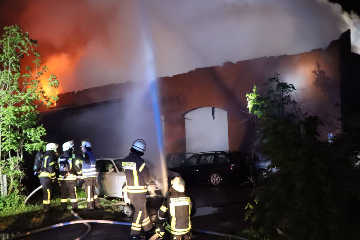 Autowerkstatt in einem landwirtschaftlichen Gebäude brennt komplett aus in Leezen