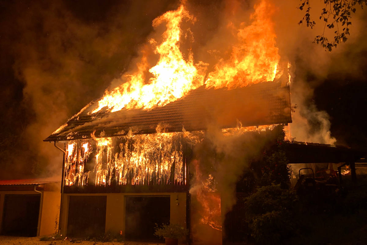 Drei zeitgleiche Brände erfordern Großeinsatz der Feuerwehren