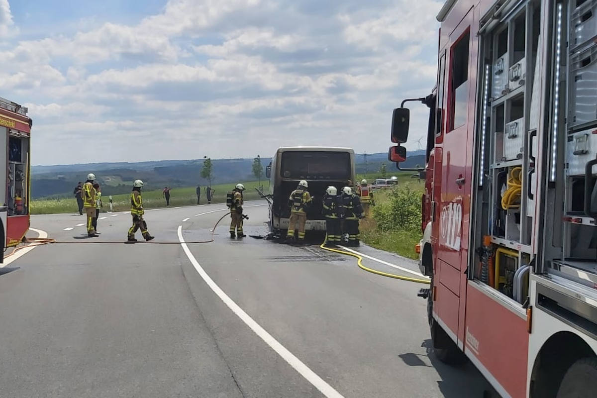 Frisch gebackene Truppführer löschen brennenden Reisebus