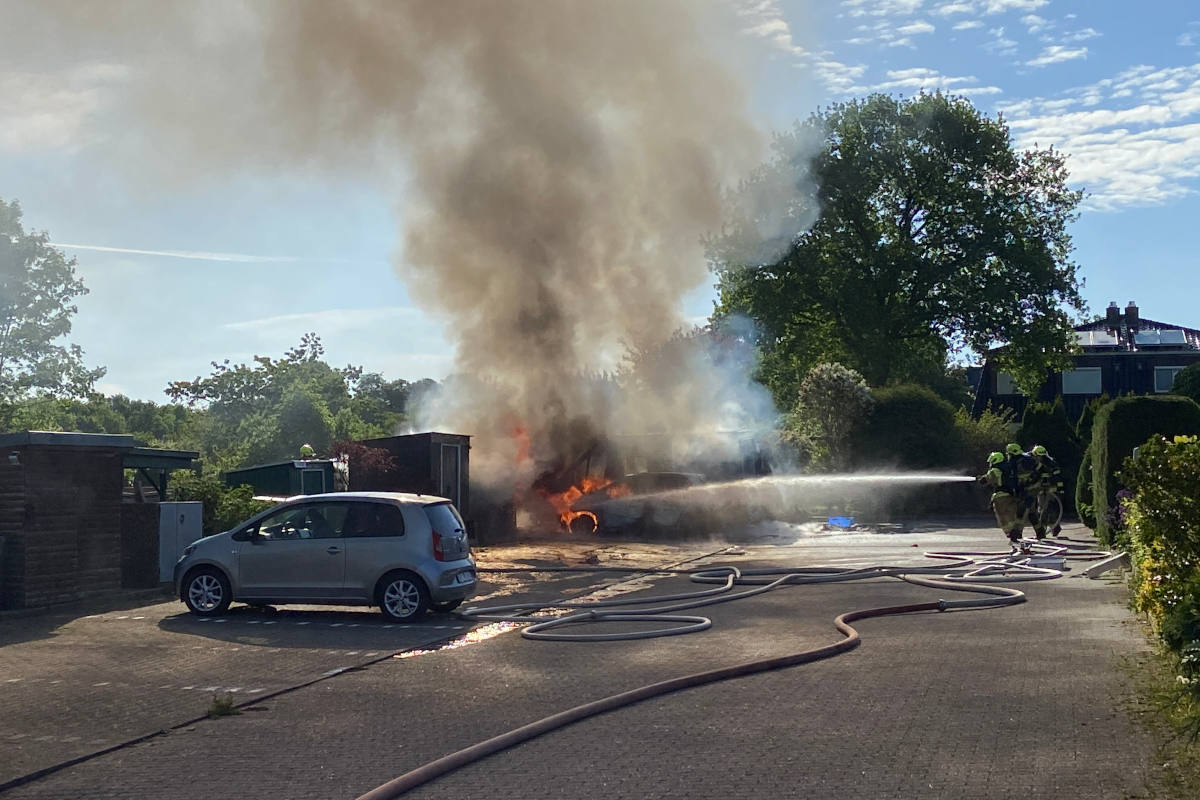 Wohnmobil, PKW sowie Schuppen in Vollbrand in Henstedt-Ulzburg