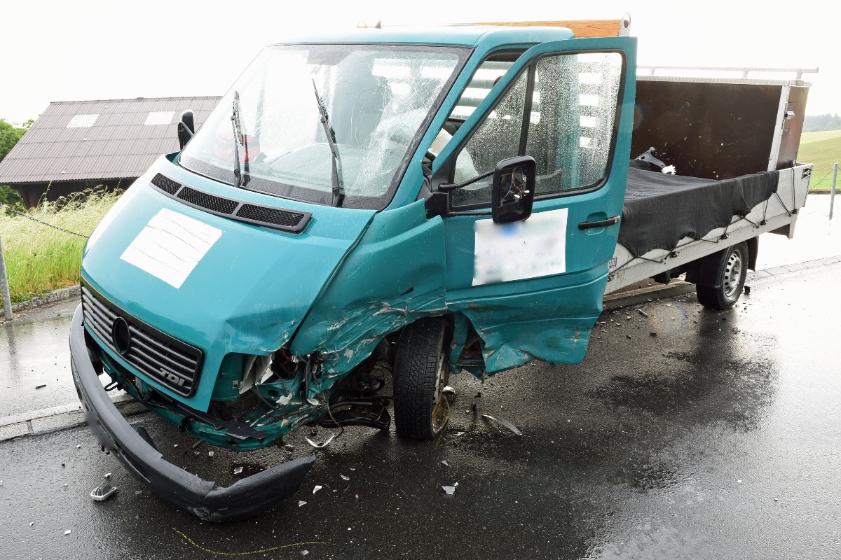 Sempach LU - Kontrolle über Auto verloren und Unfall verursacht