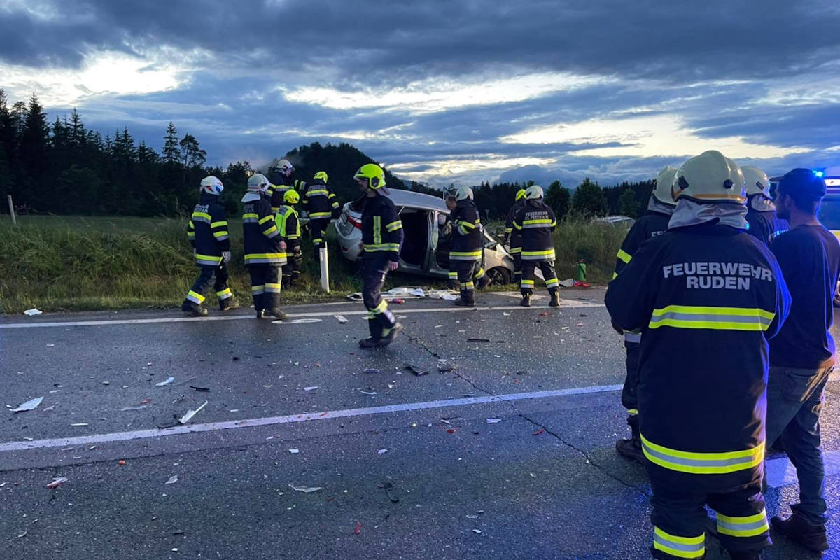 Rettungshelikopter im Einsatz nach schwerem Unfall