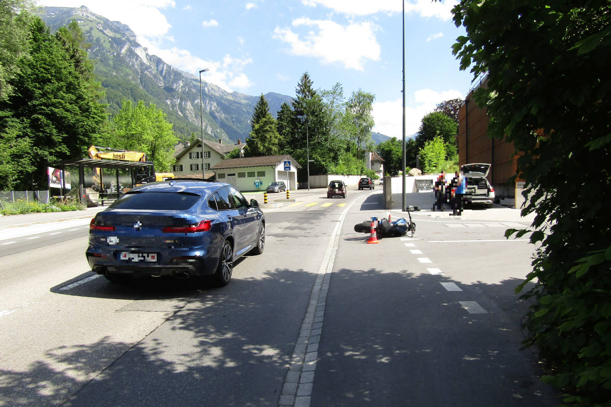 Netstal GL – Auffahrkollision zwischen Motorrad und Auto