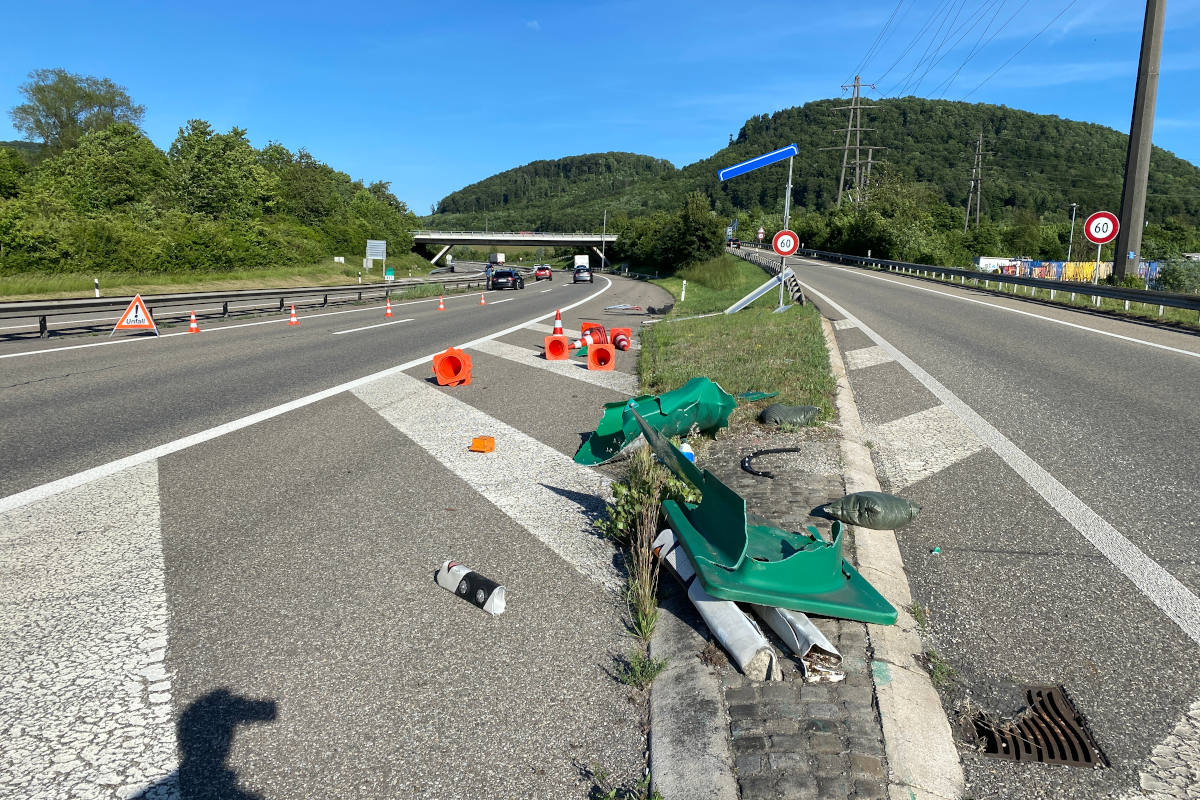 A3 Frick AG – Bei der Autobahnausfahrt mit Verkehrsteiler und Ausfahrtschild kollidiert