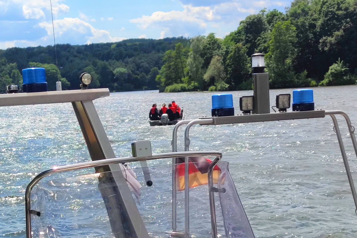 Rettungshunde finden leblose Person am Baldeneysee in Essen