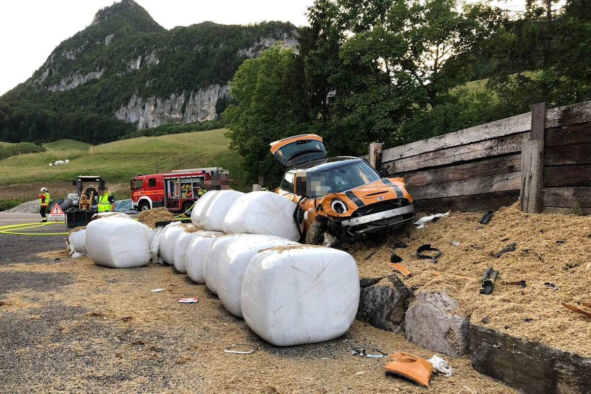 Auto kommt bei Unfall von Strasse ab in Günsberg