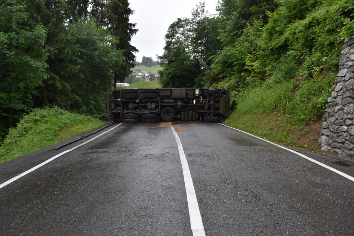 Herisau AR - Kontrolle über Militärlastwagen verloren - Strasse gesperrt!