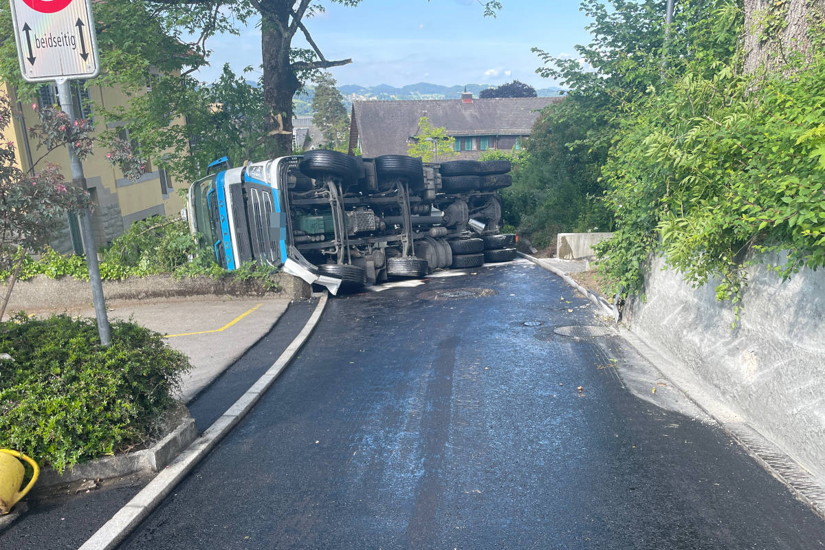 Ungenügend gesicherter Lastwagen umgekippt in St. Gallen