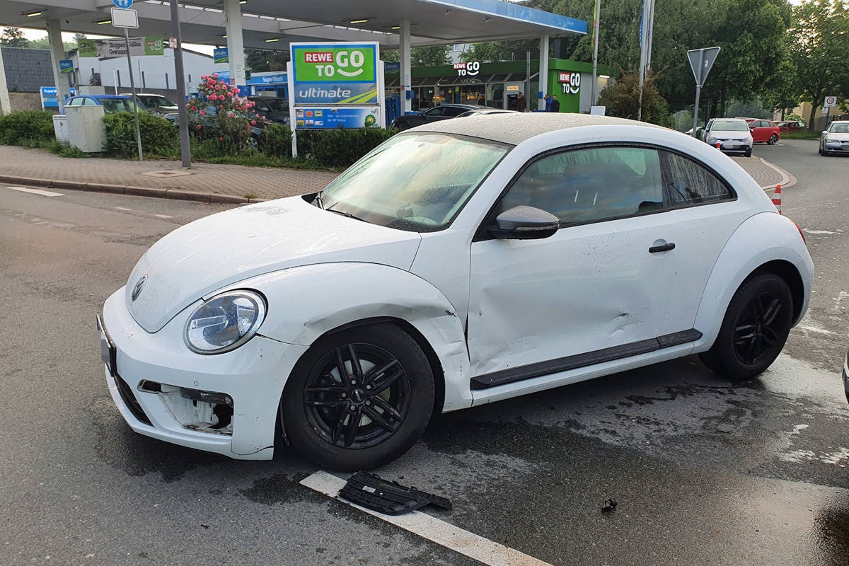 Vorfahrt beim Abbiegen missachtet - hoher Sachschaden