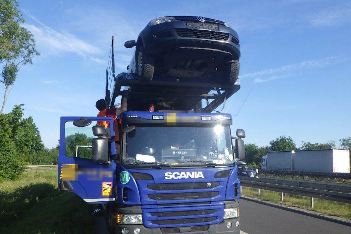 Überladenen Autotransporter auf der A61 bei Türnich gestoppt