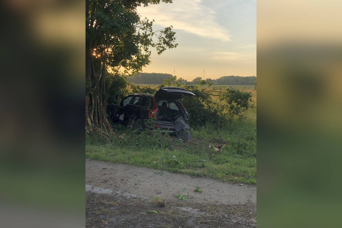PKW fährt vor Baum bei Ahlen