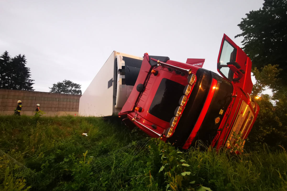 Sattelzug auf der Südautobahn A2 im Bezirk Weiz umgekippt