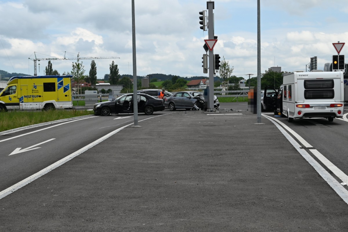 Zwei Jugendlichen wurden beim Verkehrsunfall in Gossau SG leicht verletzt.