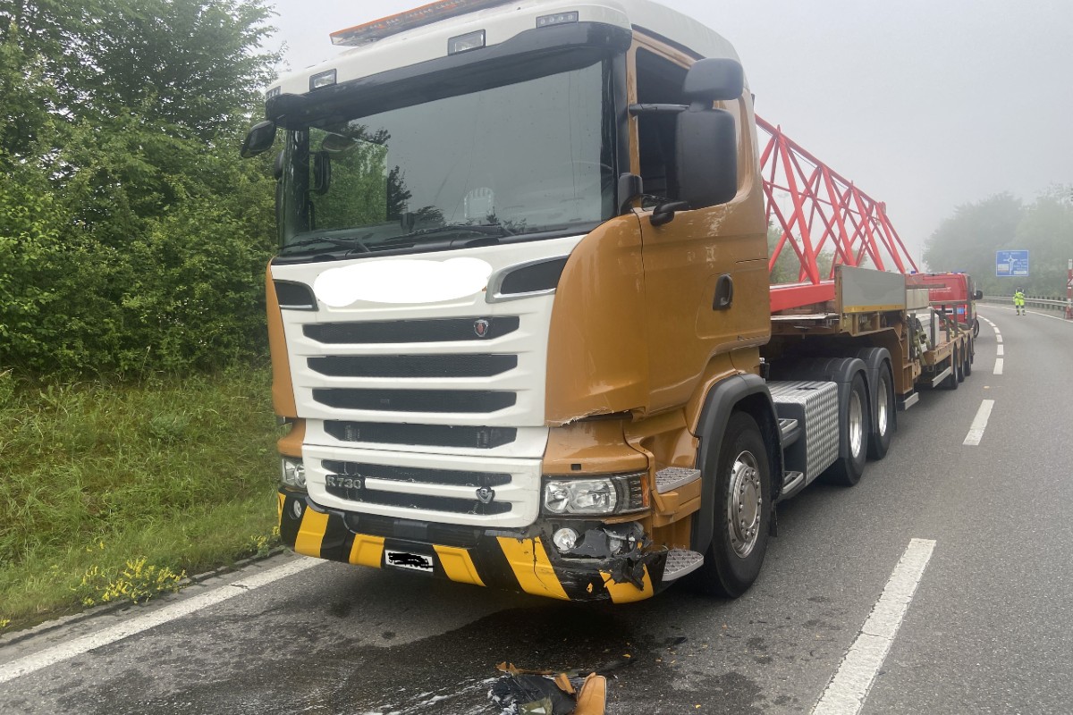 Bremgarten AG - Fahrzeuglenkerin mit Kind gerät auf Gegenfahrbahn und verursacht Frontalkollision mit Lastwagen!