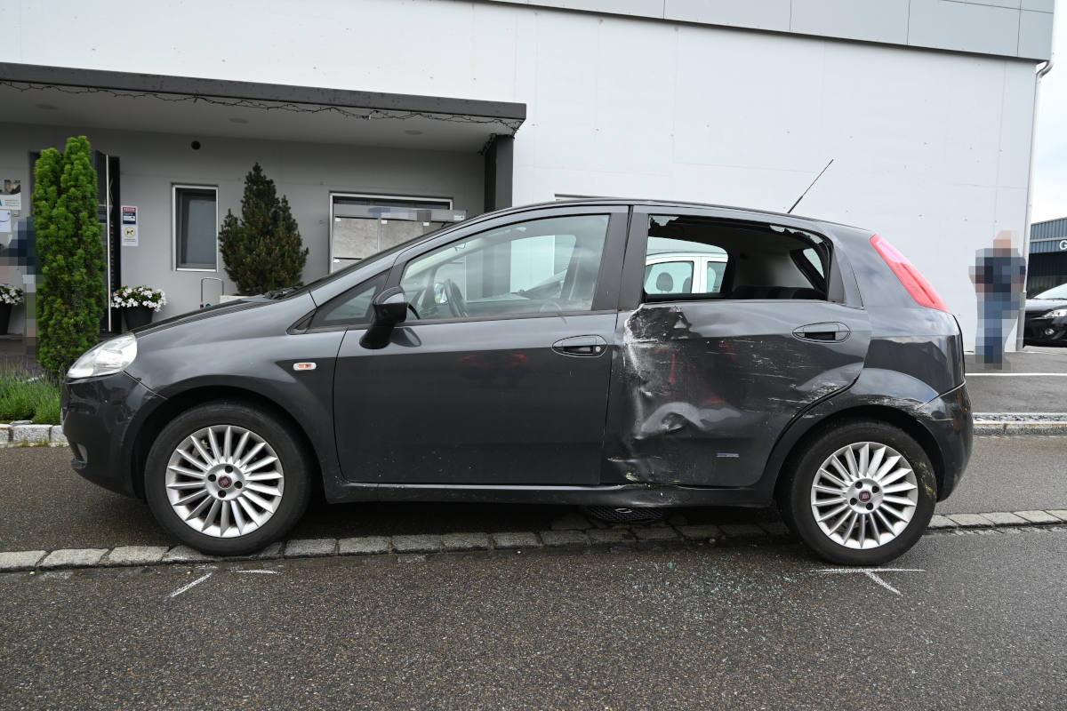 Zuzwil SG – Unfall zwischen Linienbus und Auto