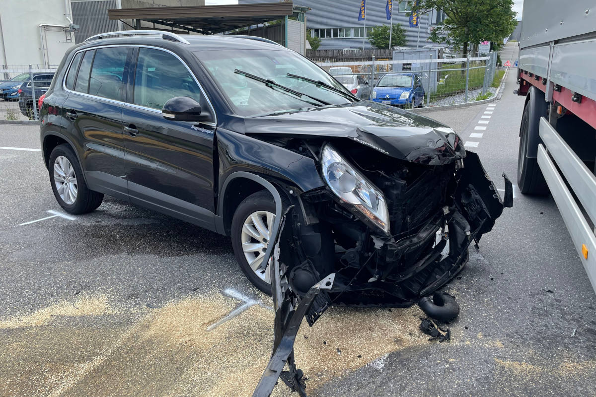 Nach Kollision mit Lastwagen in St. Gallen läuft Diesel aus