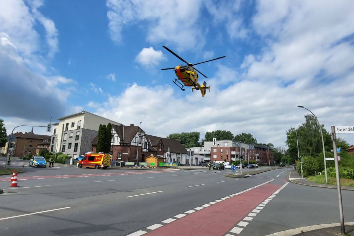 Auto qualmt aus dem Motorraum nach Unfall in Werne