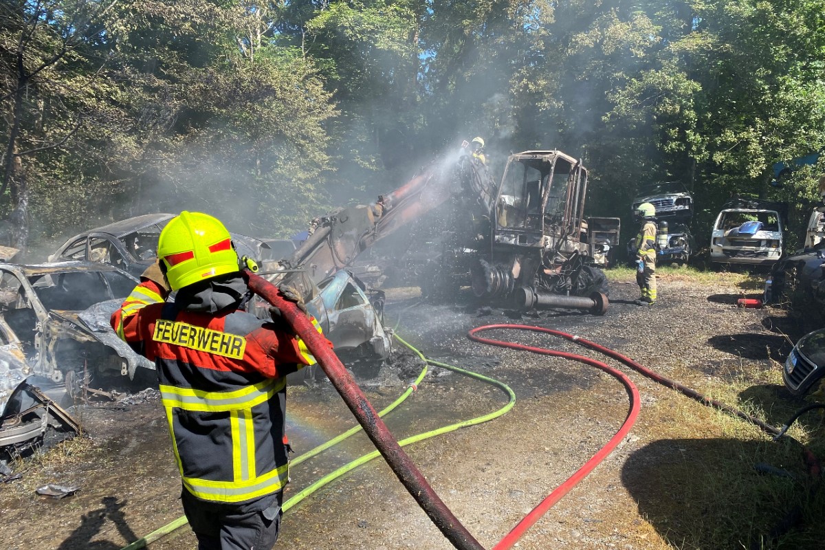Tägerig AG - Schrottautos geraten in Brand
