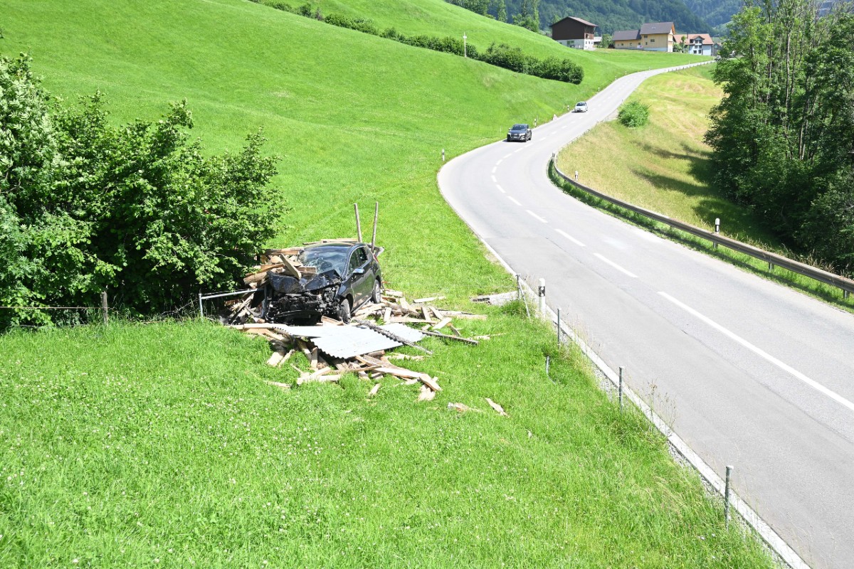 Verkehrsunfall in Stein SG - 71-Jähriger nickt ein - Totalschaden!