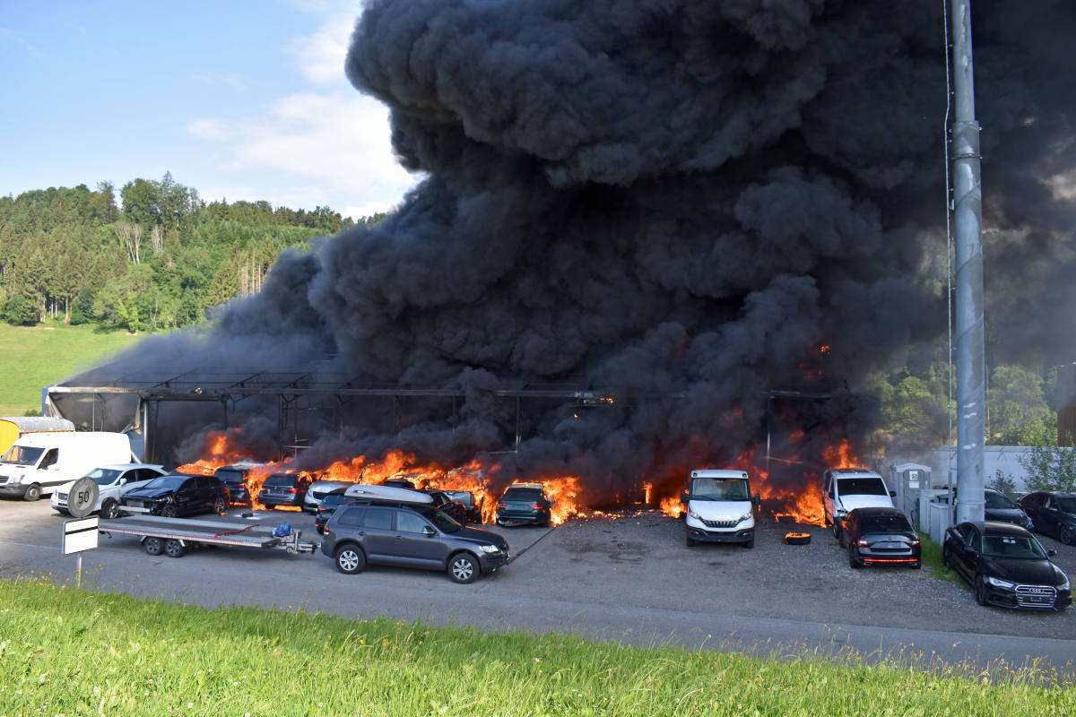 Lagerhalle bei Brand in Grossdietwil zerstört