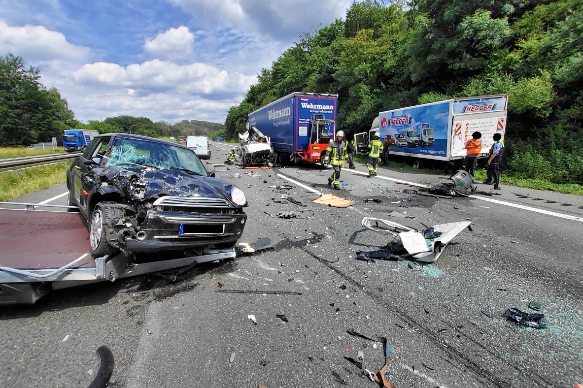Gevelsberg - Unglaublicher Verkehrsunfall mit mehreren LKW und PKW