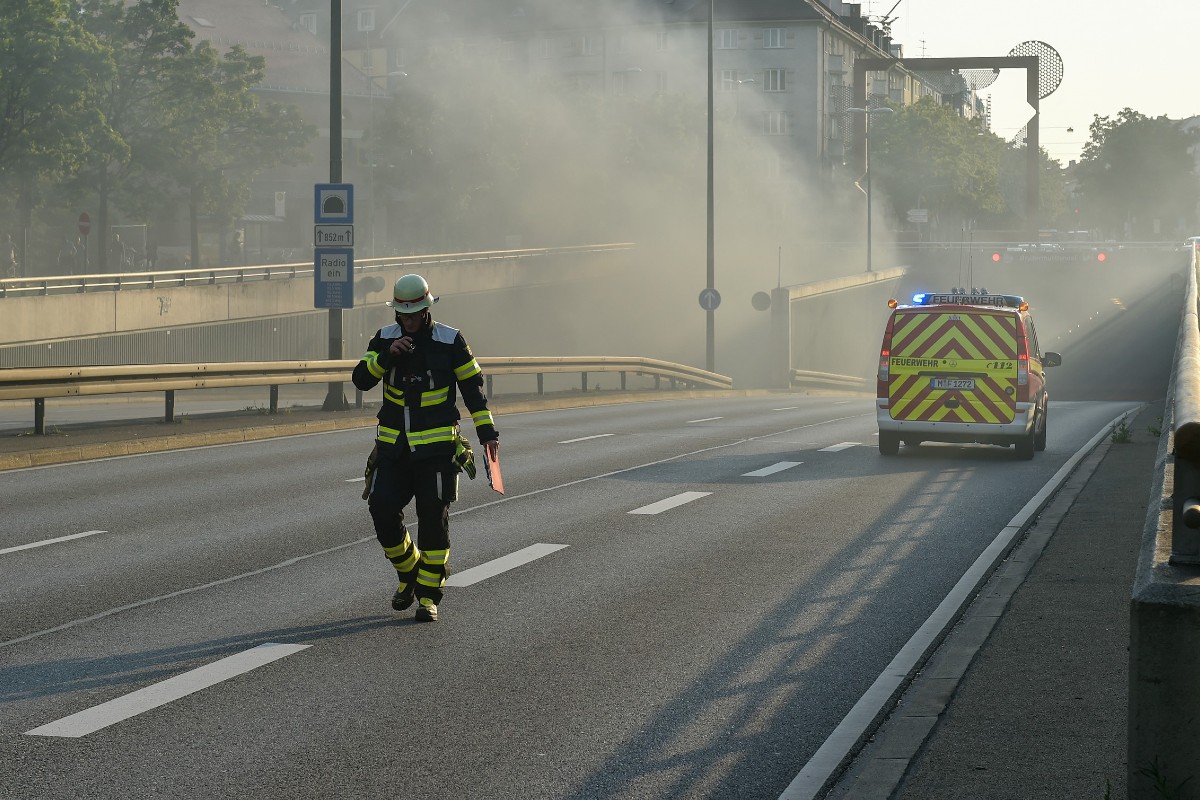 München -  BMW brennt im Brudermühltunnel 