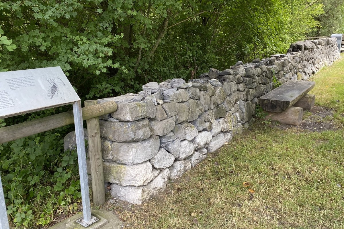 Balzers FL - Trockensteinmauer mutwillig beschädigt
