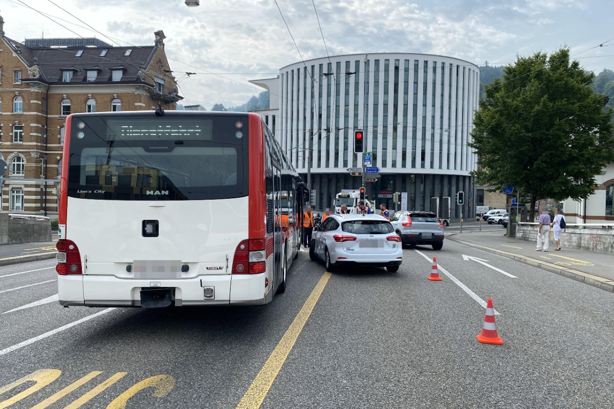 St. Gallen - Personenwagen überfährt Sicherheitslinie und kollidiert mit Bus