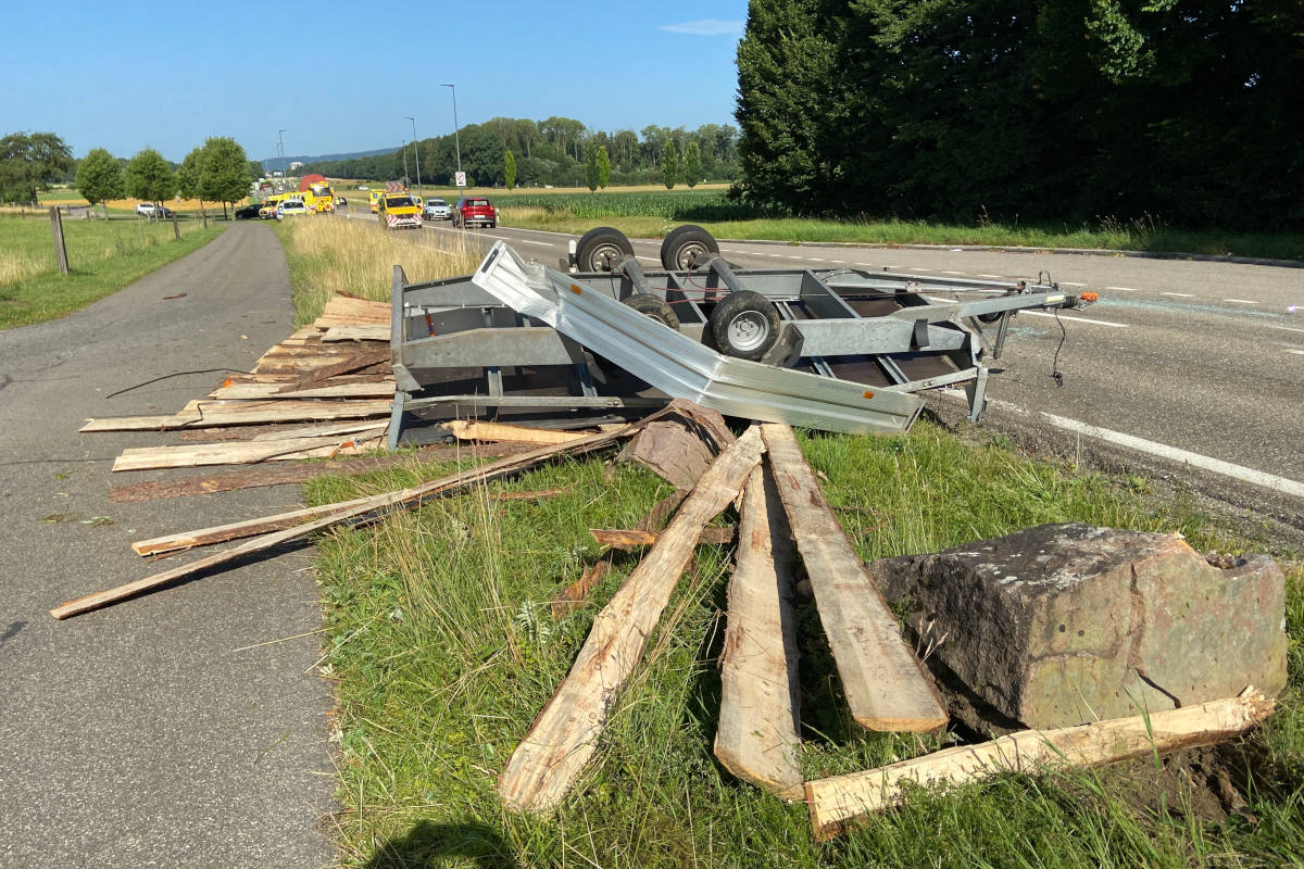 Drei Personen bei heftigen Unfall in Möhlin verletzt