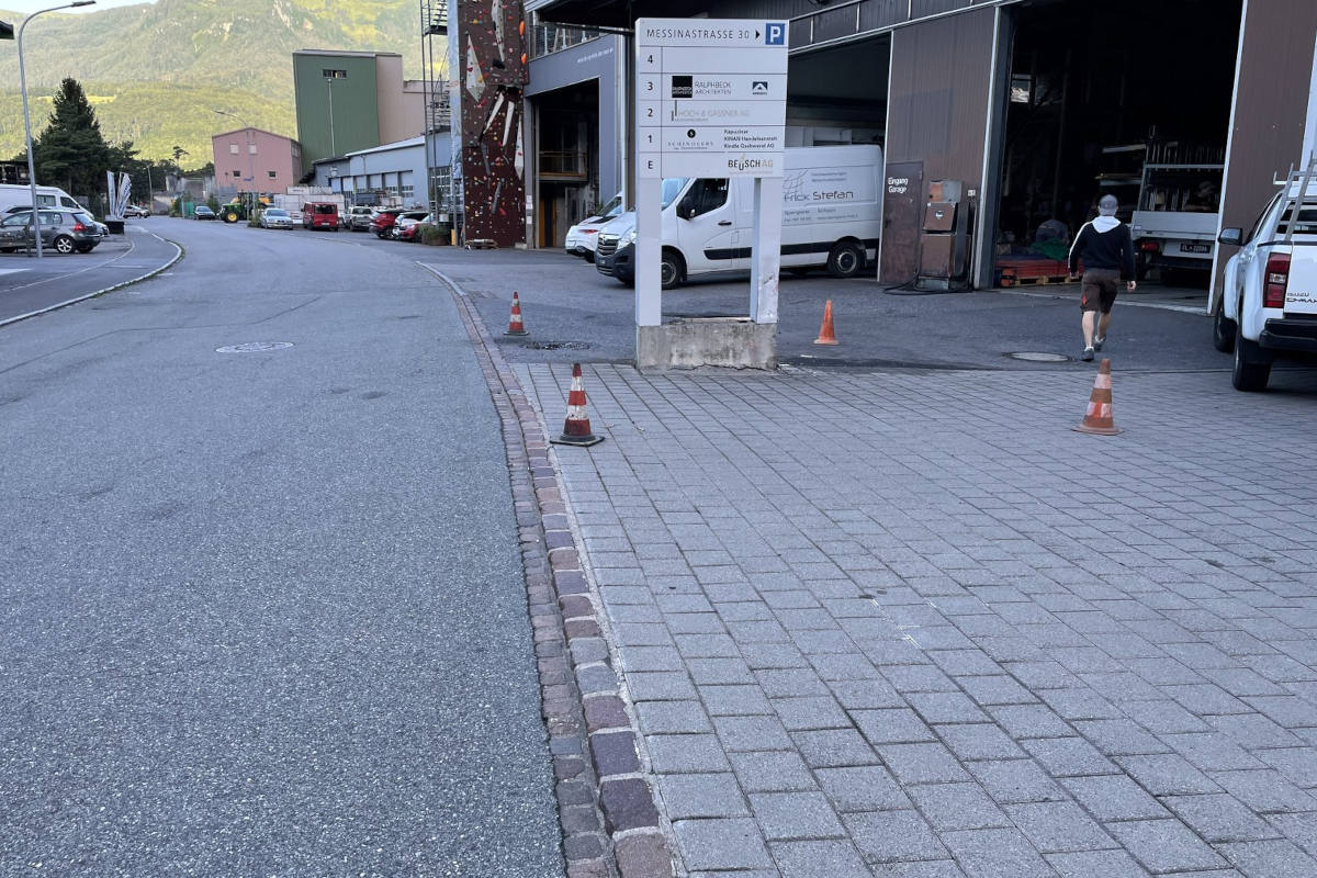 Von Fahrbahn abgekommen und in Werbetafel gekracht