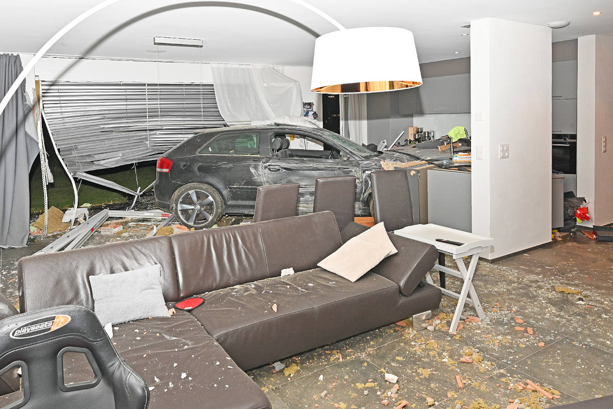 Hallau SH – Auto kracht in Wohnhaus und landet im Wohnzimmer