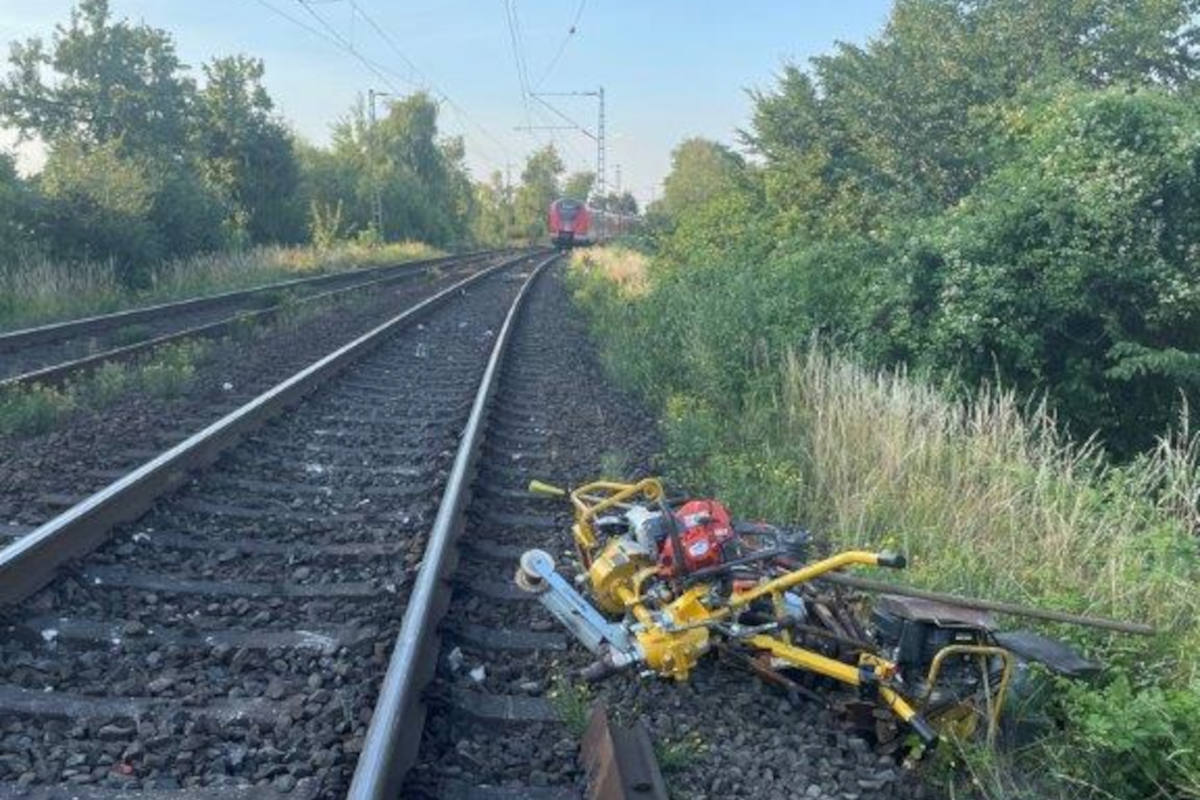 Zug kollidiert mit Arbeitsgeräten und Werkzeug