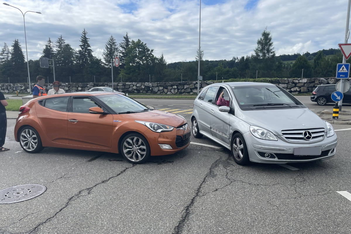 Kollision beim Abbiegen fordert Sachschaden