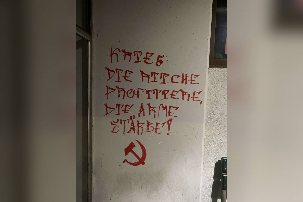 Glaswand und Fassade besprayt durch Vandalen