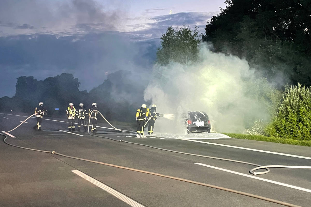 Renault Twingo brennt vollständig aus auf der A1 bei Sittensen