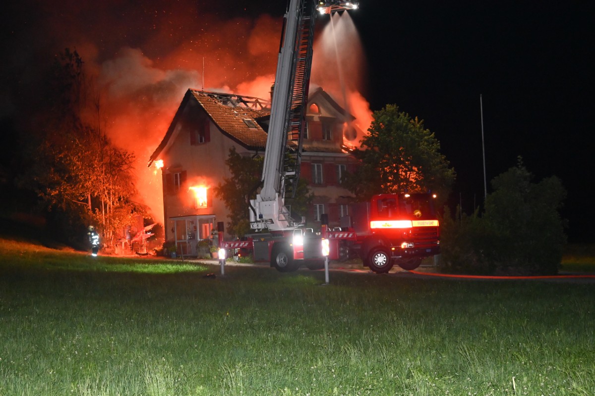 Das Haus in Lütisburg Station SG brannte komplett aus.
