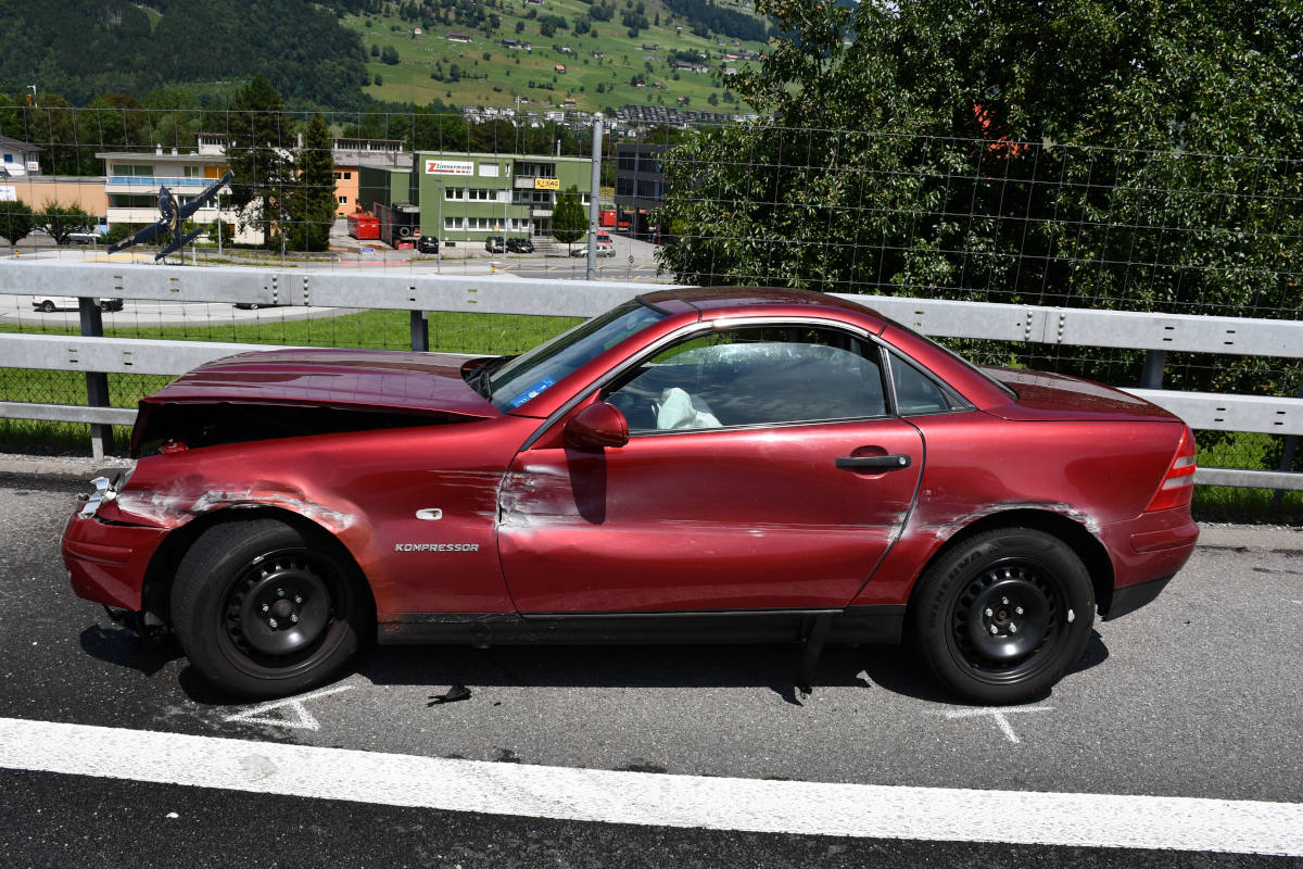 A2 Buochs NW – In Mittelleitplanke gekracht und über die Autobahn geschleudert