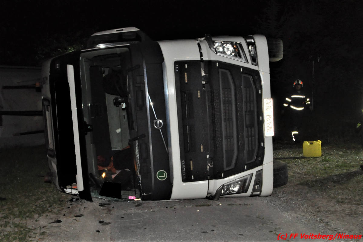  Lkw mit Anhänger gekippt
