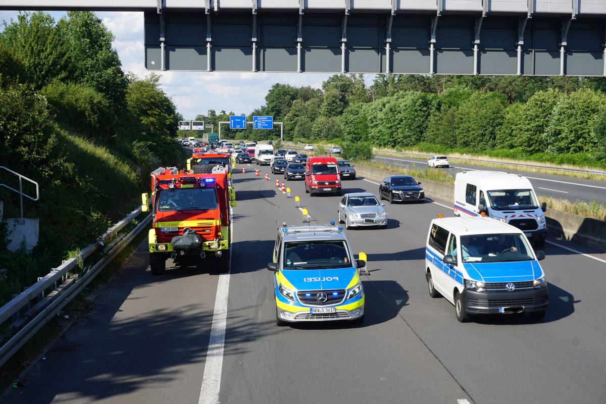 Ein Verletzter nach Überschlag eines PKW auf der A52 bei Ratingen