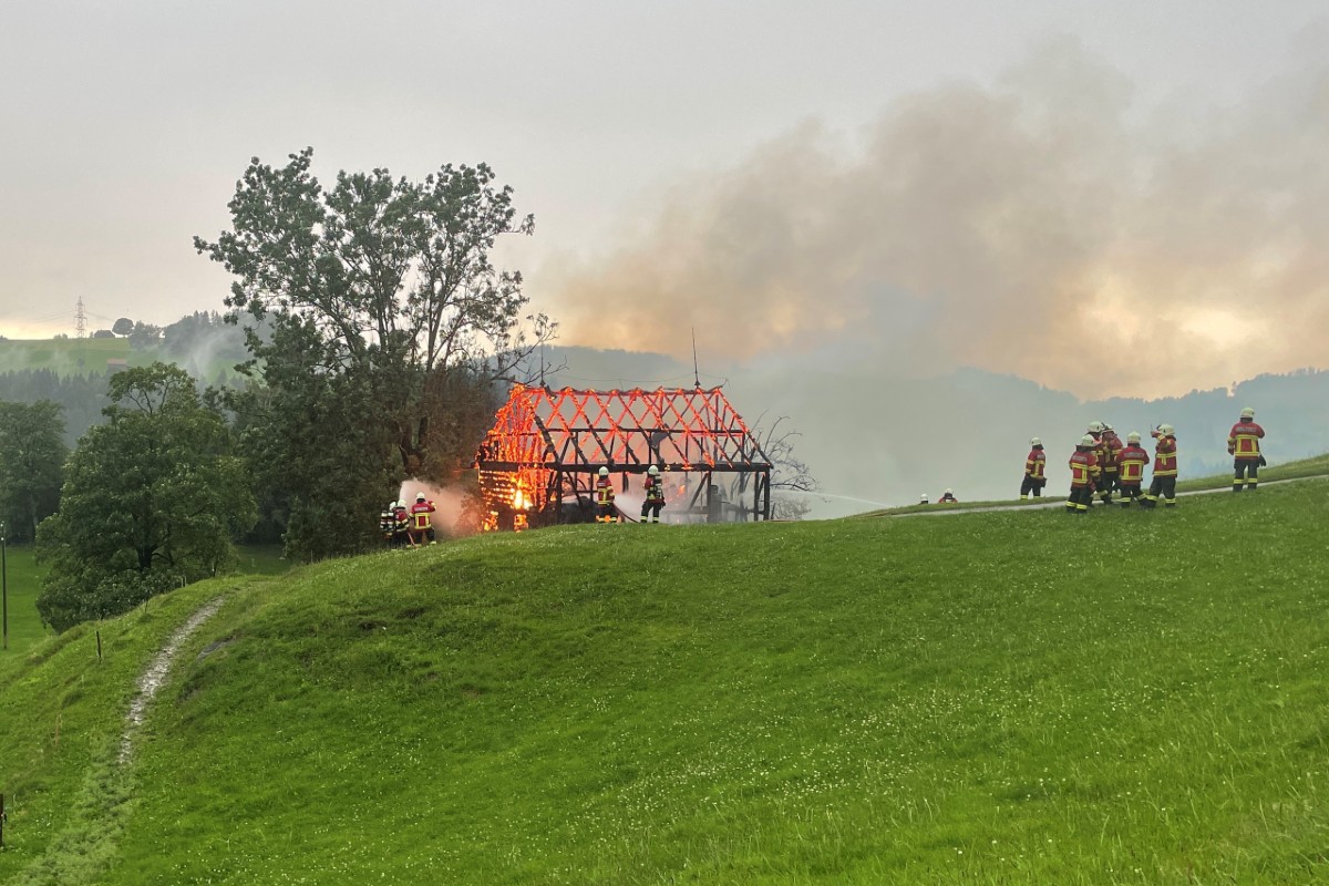Urnäsch AR - Brand zerstört Stall komplett