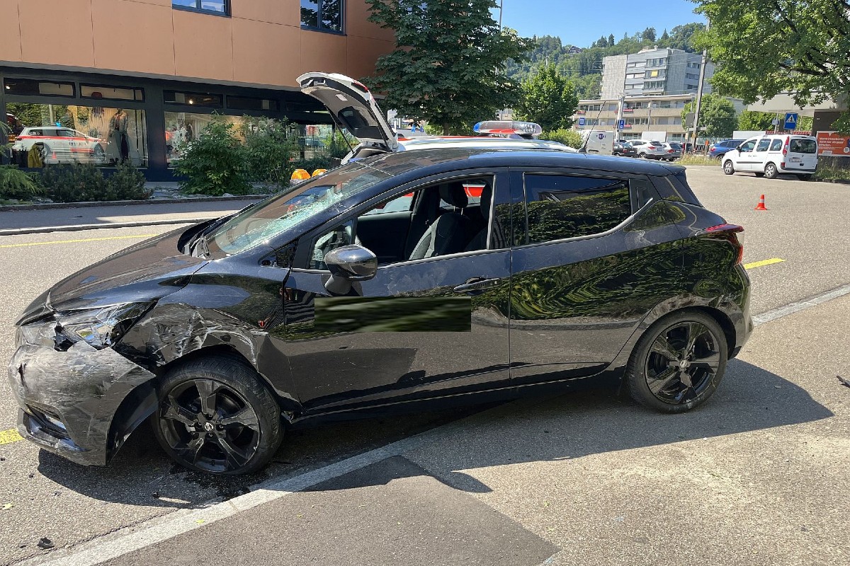 Frenkendorf BL - Personenwagen kollidiert mit Fussgänger – eine Person verletzt