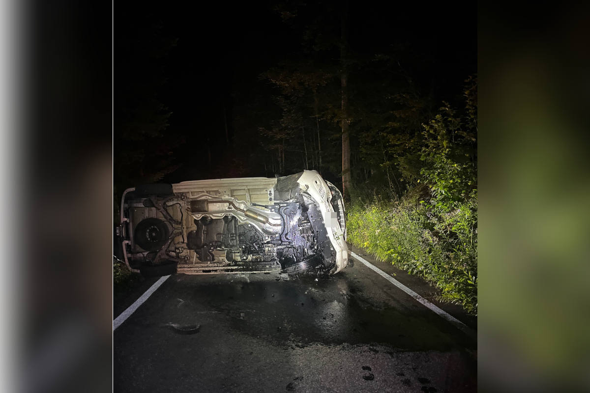 Selbstunfall eines Lieferwagens erfordert Einsatz eines Rettungshelikopters