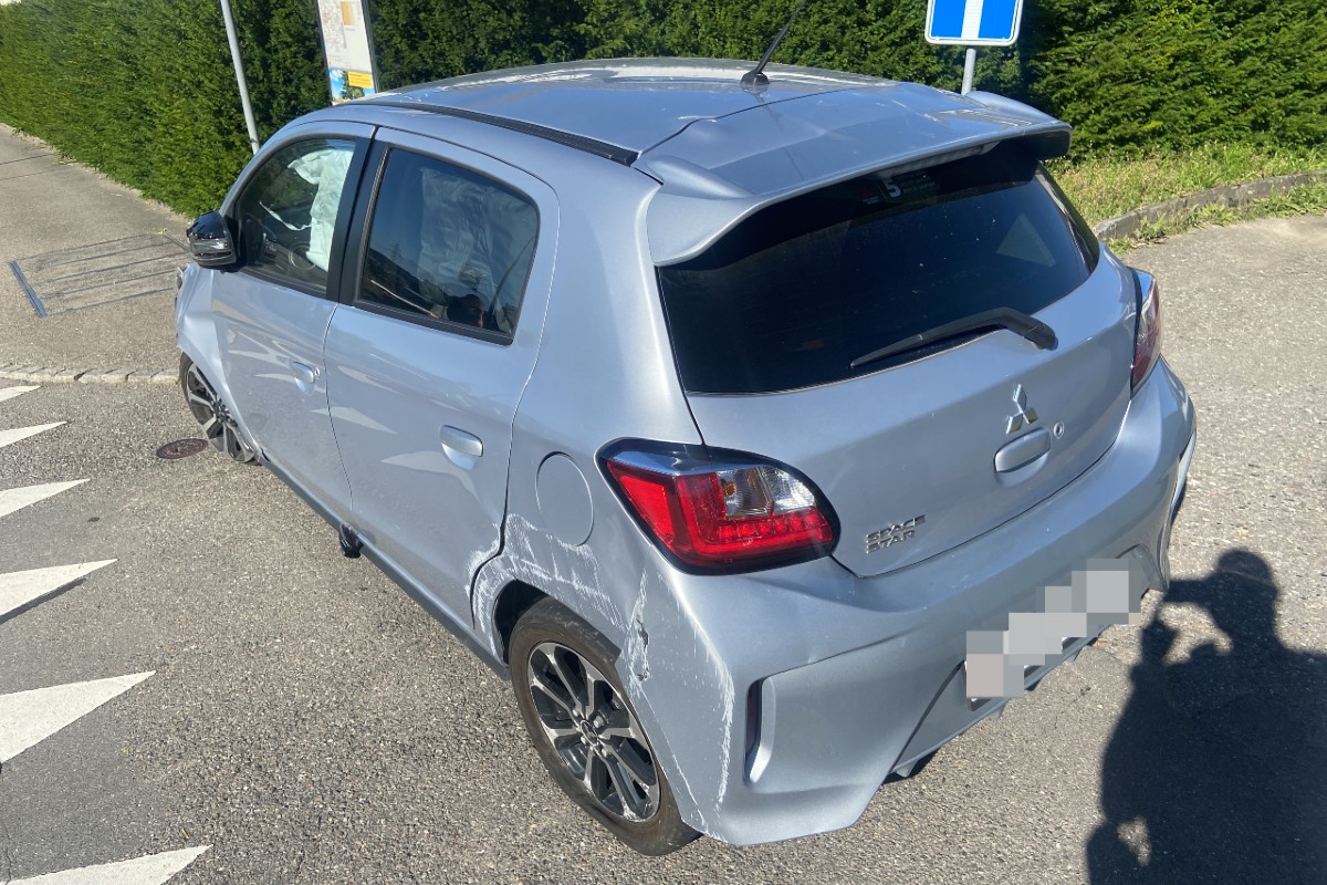 Der Fahrer vom Mitsubishi ist eingenickt.