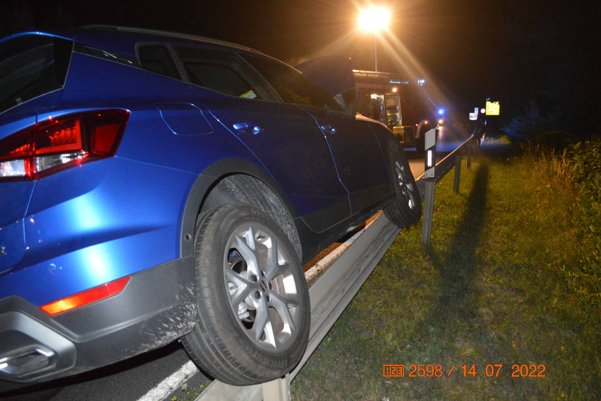 Pkw landet auf Leitplanke