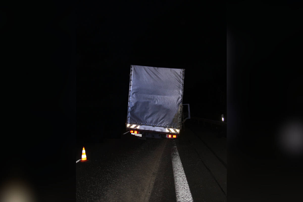 A2 Herford / Bad Salzuflen – Überladener LKW verliert Hinterräder
