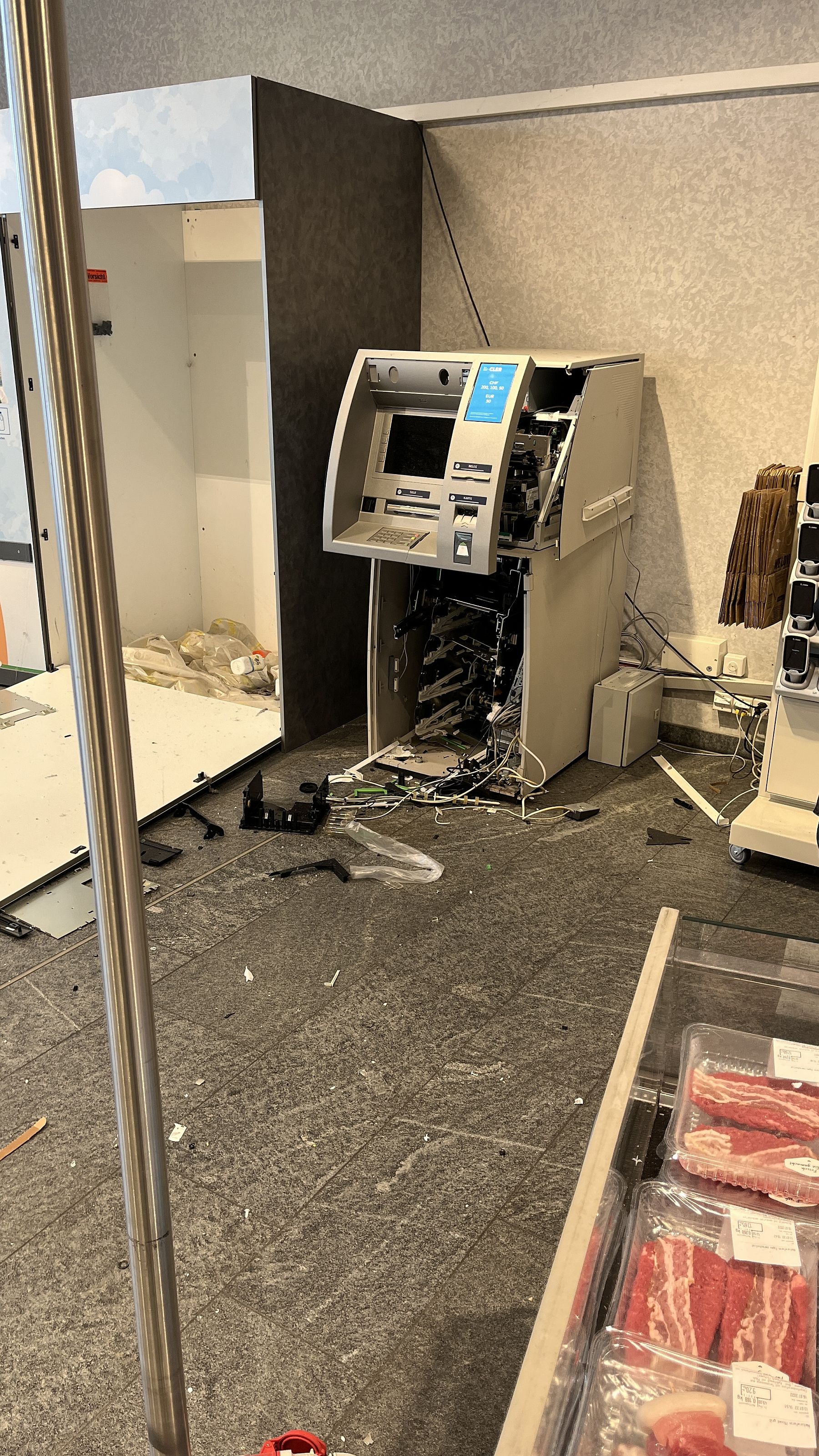 Allschwil BL - Bankomat bei Coop-Filiale aufgebrochen – grosser Sachschaden entstanden!