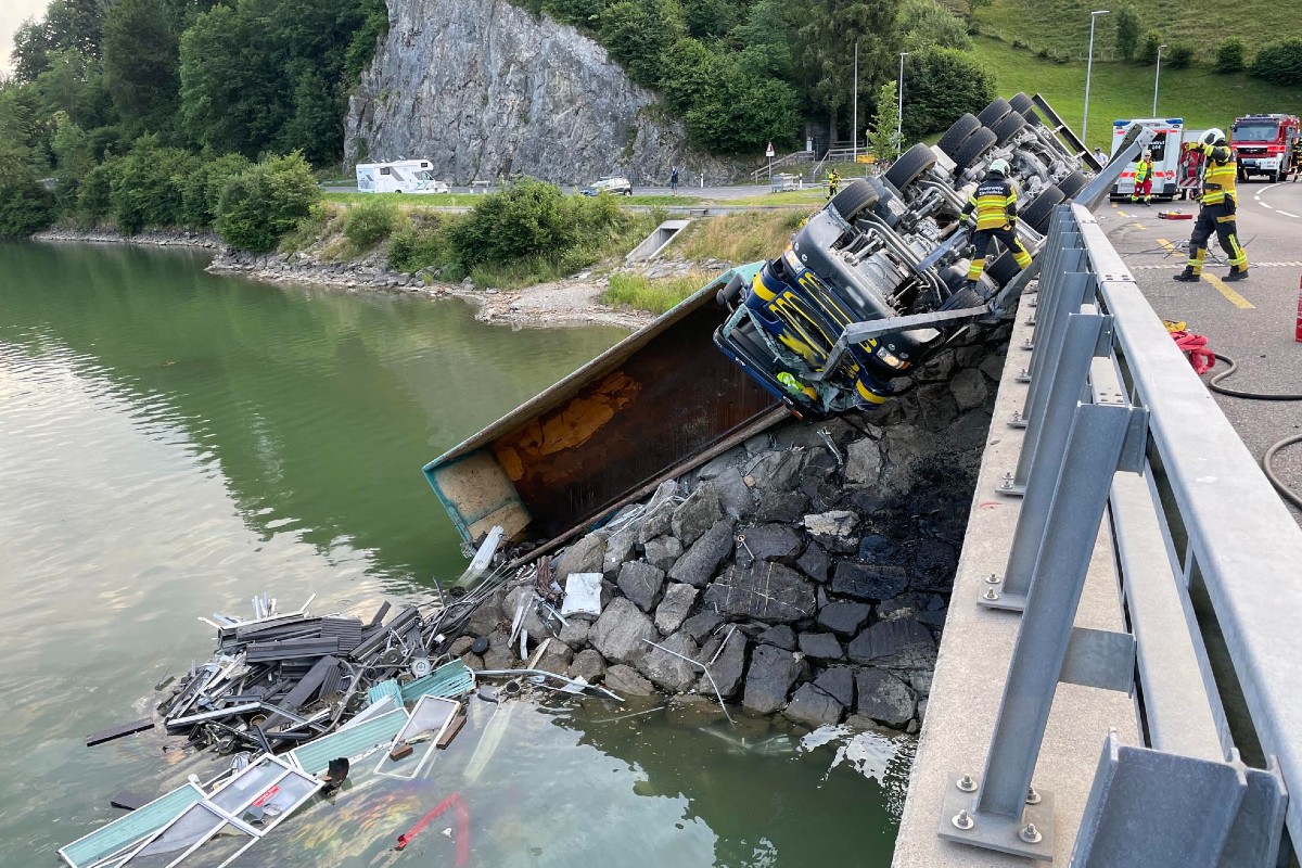 Verkehrsunfall in Euthal SZ - Lastwagenfahrer bei Selbstkollision am Sihlsee schwer verletzt