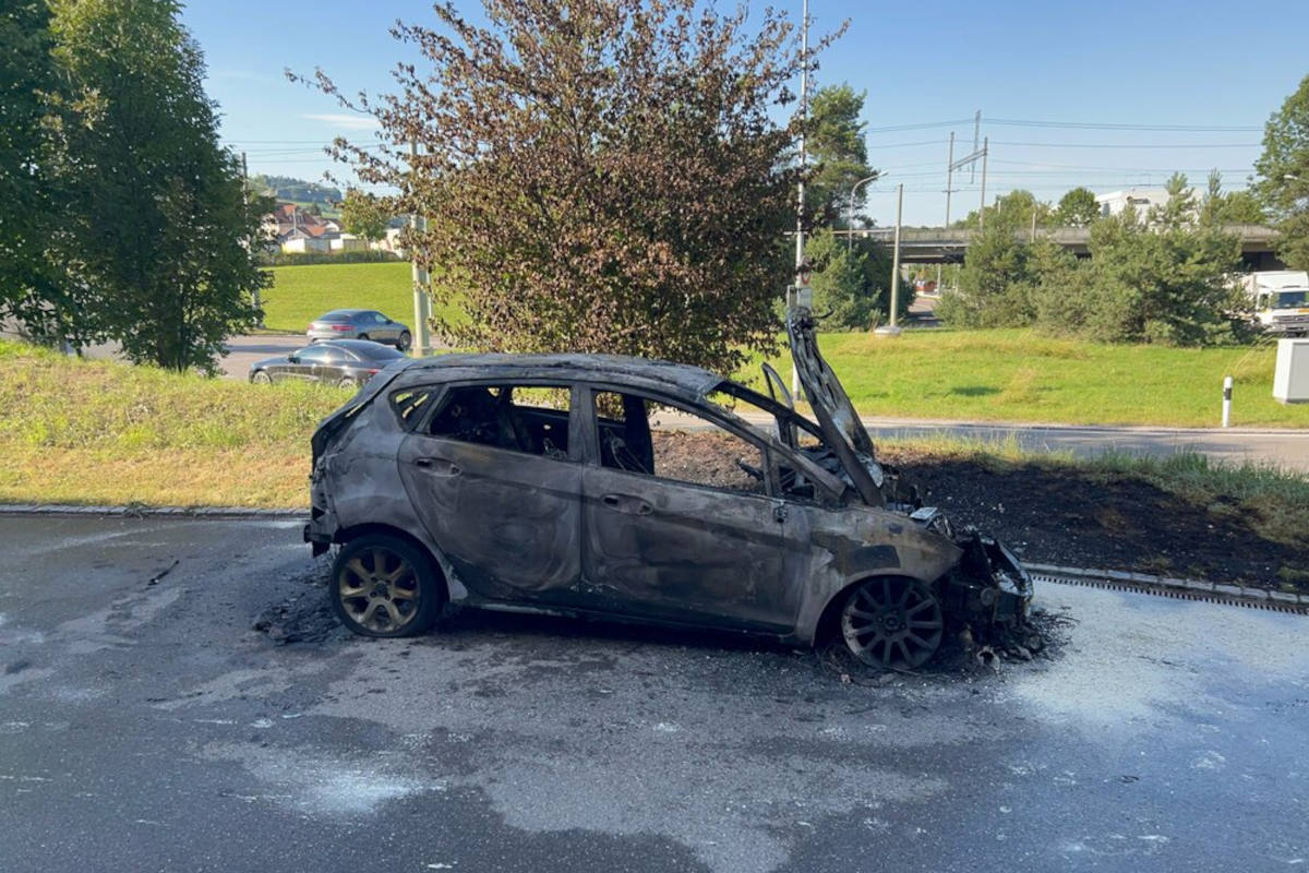 Stadt St. Gallen – Fahrzeug brennt aufgrund eines technischen Defekts komplett aus